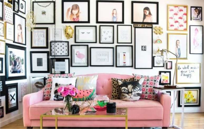 59. Sala de estar moderna decorada com quadros &ndash; Via: Wall Done