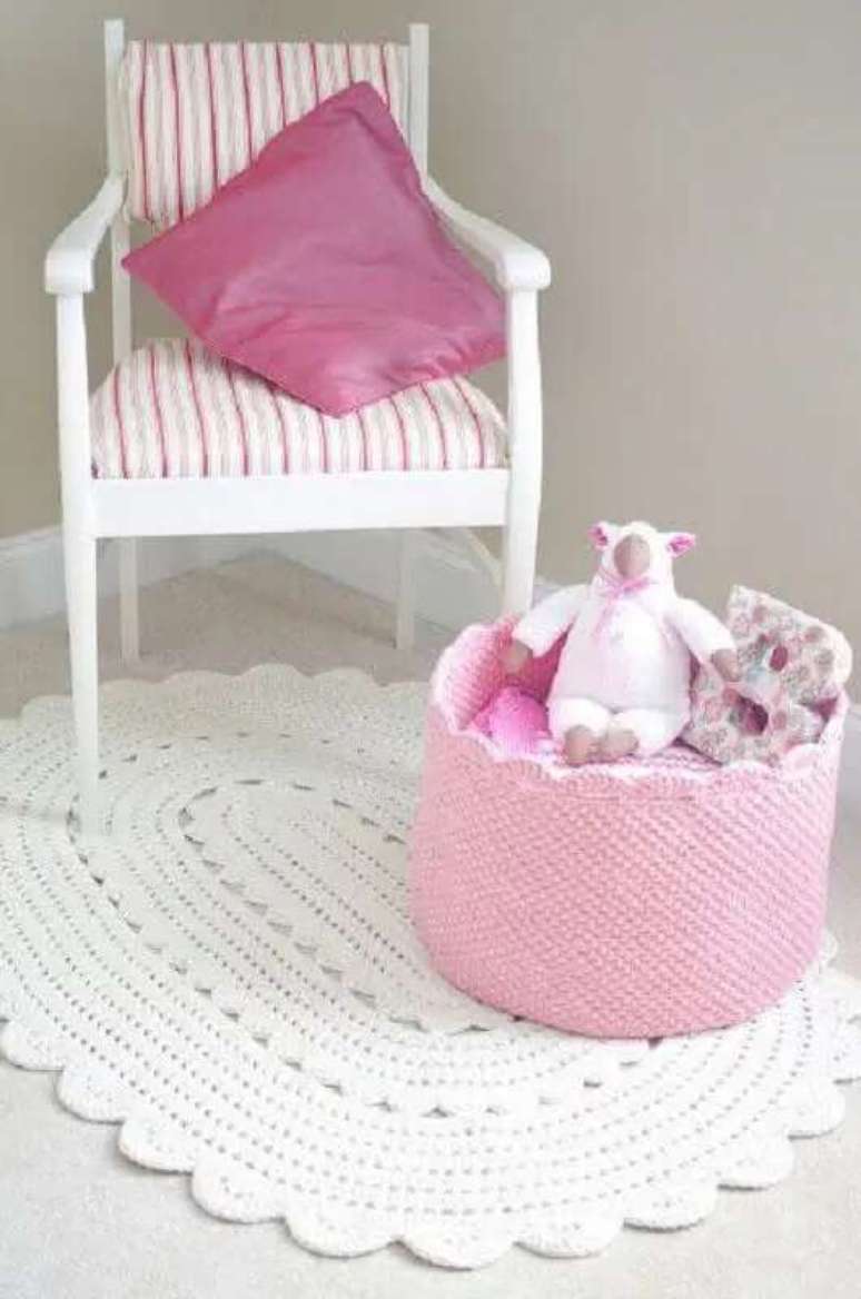 48. Decora&ccedil;&atilde;o para quarto infantil com tapete de croch&ecirc; oval branco &ndash; Foto: M&ocirc;nica artesanatos