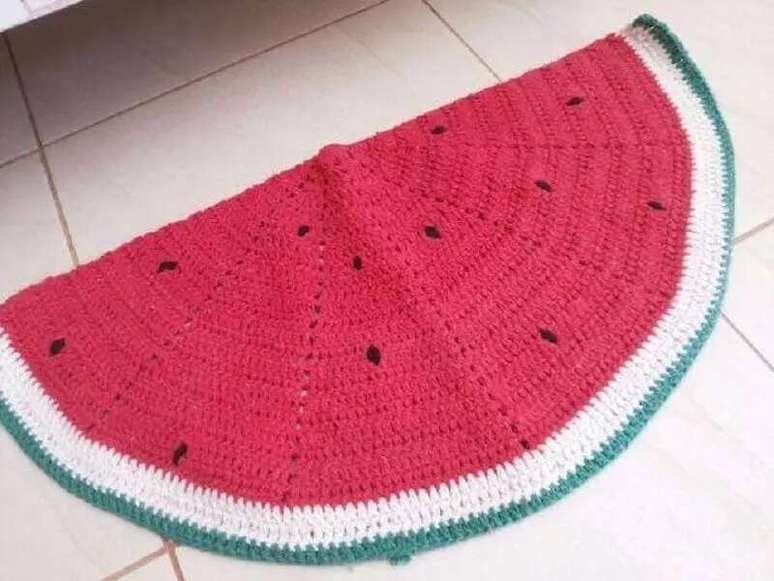 86. Os tapetes de croch&ecirc; com formatos de frutas s&atilde;o &oacute;timos para a decora&ccedil;&atilde;o de cozinha &ndash; Foto: Elo7