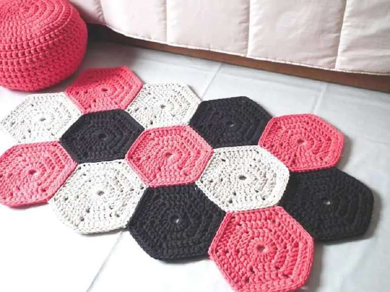 57. Modelo de tapete diferente de croch&ecirc; rosa, preto e branco &ndash; Foto: Apartment Therapy Marketplace