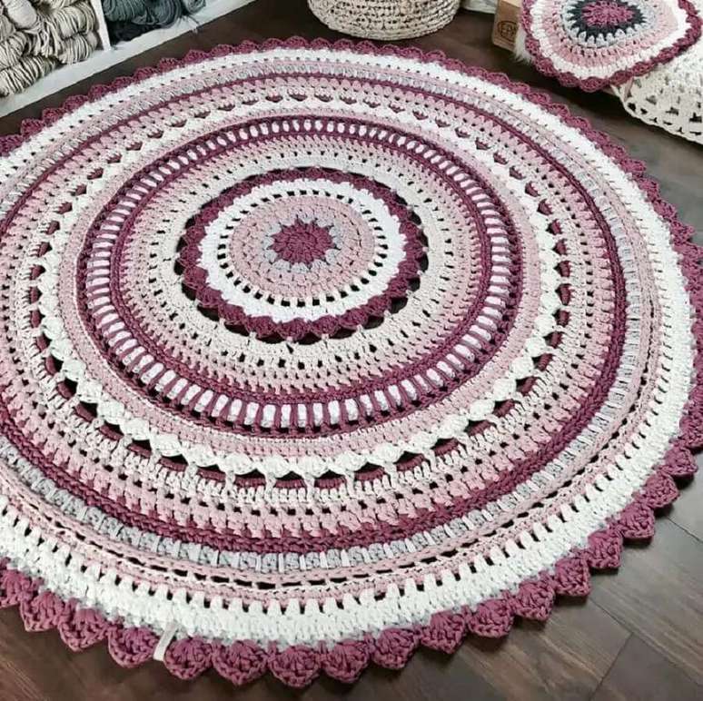 101. Aqui o tapete de croch&ecirc; redondo recebeu cores e acabamentos diferentes o que valorizou muito a pe&ccedil;a &ndash; Foto: Dicas de Mulher