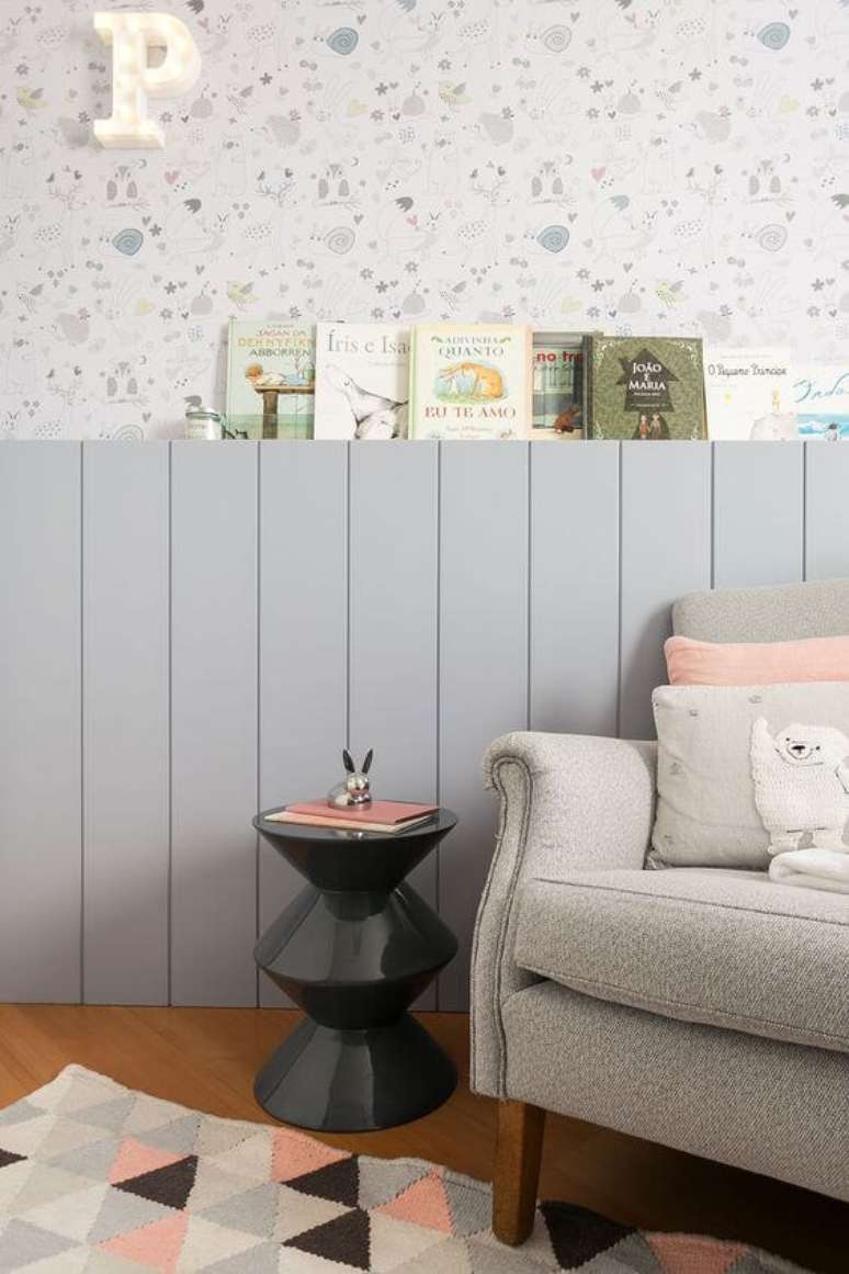 46. Paredes decoradas com papel de parede e livros infantis &ndash; Via: Casa de Valentina