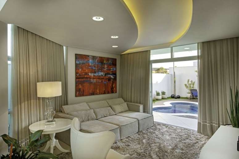 55. Sala aconchegante com decora&ccedil;&atilde;o cor areia e off white &ndash; Foto Iara Kilaris