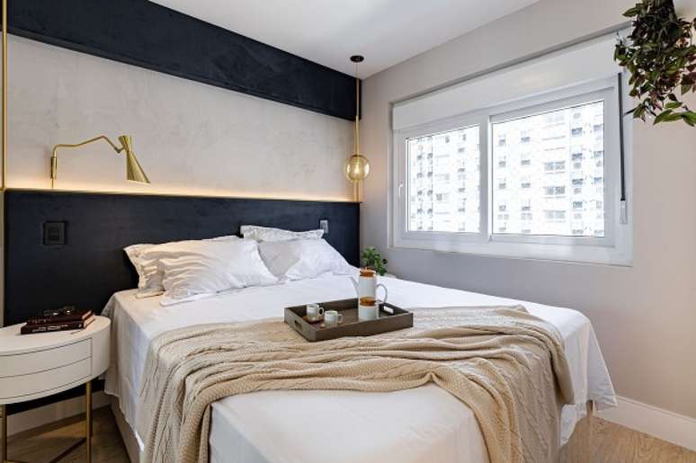 12. Quarto azul marinho com manta de croch&ecirc; cor areia &ndash; Foto SAH Arquitetura