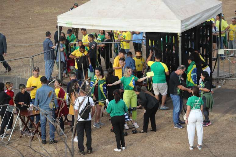 Apoiadores do presidente Jair Bolsonaro acompanham o desfile de 7 de Setembro em comemoração ao Bicentenário da Independência do Brasil na Esplanada dos Ministérios, em Brasília