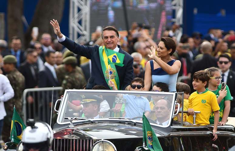 Jair Bolsonaro e Michelle desfilam em Brasília 