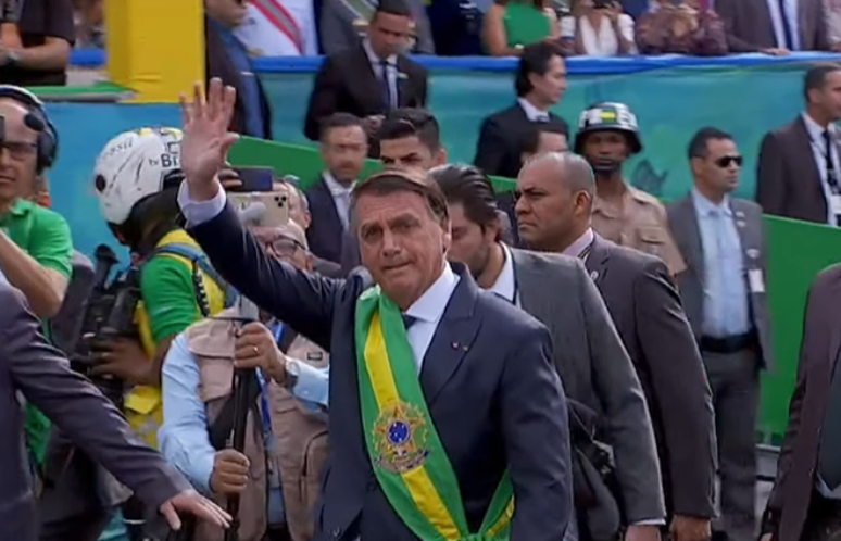 Jair Bolsonaro no desfile cívico-militar em Brasília 