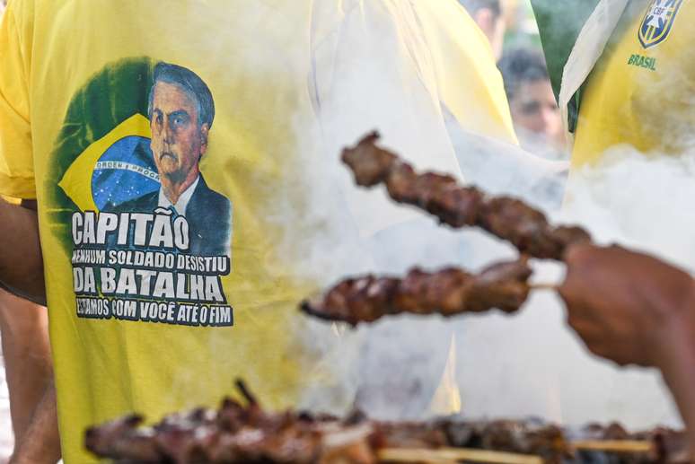 Apoiadores de Bolsonaro fazem churrasco em manifestação na praia de Copacabana, no Rio de Janeiro