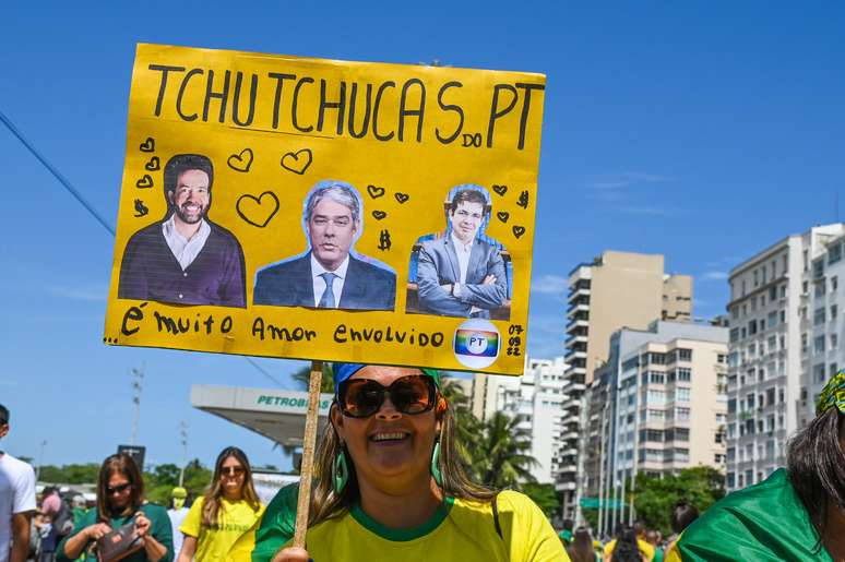 Apoiadores de Bolsonaro levam cartazes contra jornalistas em ato no Rio de Janeiro
