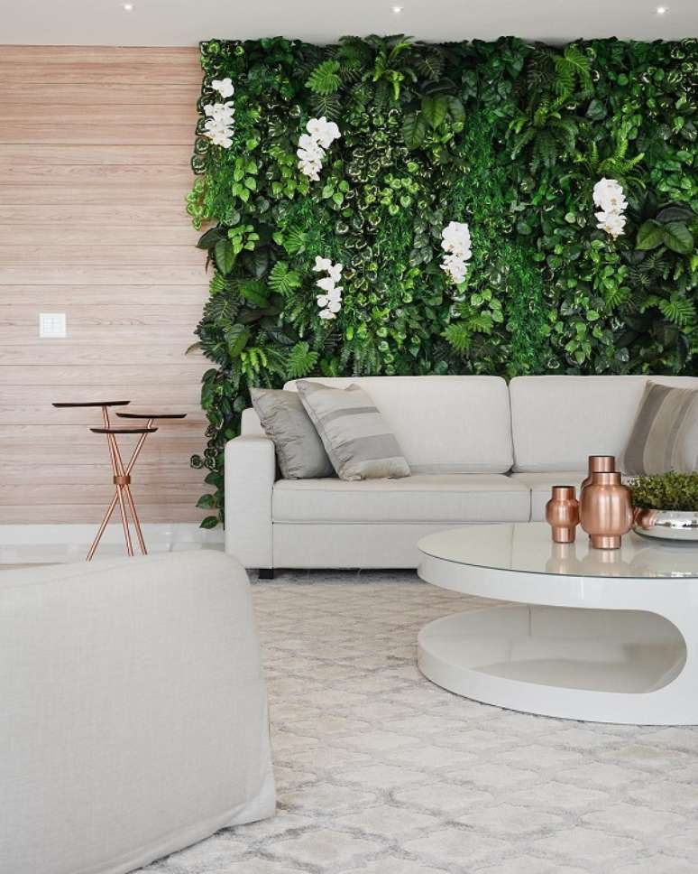 11. Sala de estar com parede de flores – Foto Eduardo Medeiros Arq e Design