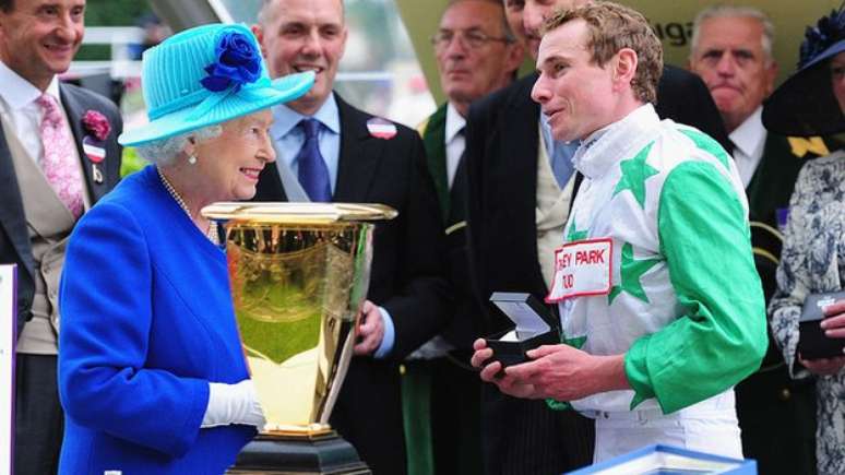 O jóquei Ryan Moore conversou com a rainha depois que sua montaria, Twilight Son, ganhou o Diamond Jubilee Stakes no Royal Ascot em 2016