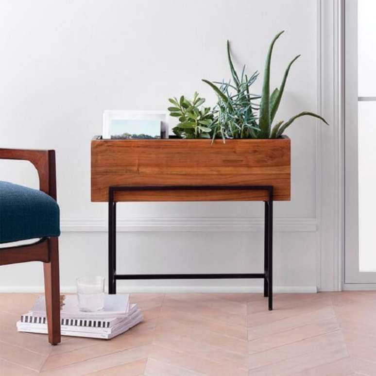 18. Cachepot para planta artificial com pés de ferro – Foto Family handyman