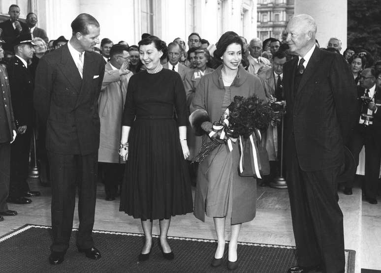 A rainha e o pr&iacute;ncipe Philip (esq.) com o presidente Eisenhower (dir.) e a primeira-dama em visita aos Estados Unidos, em 1957