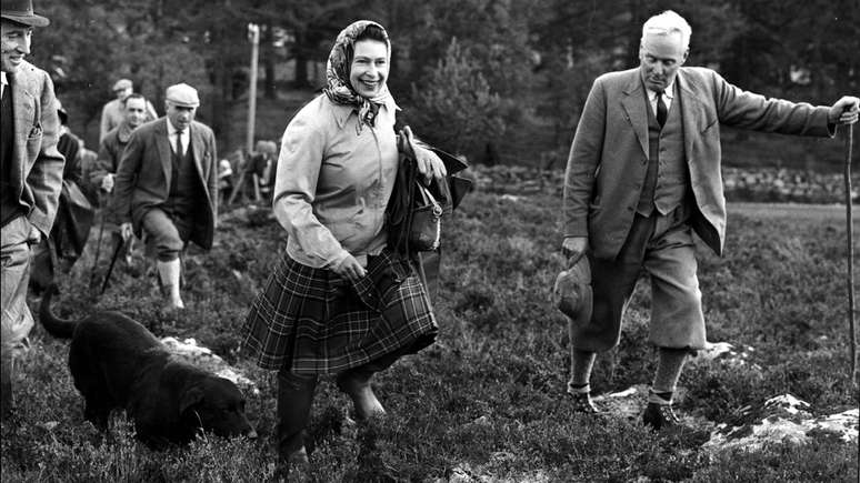 Elizabeth com seu cachorro Wren em Balmoral, 1967