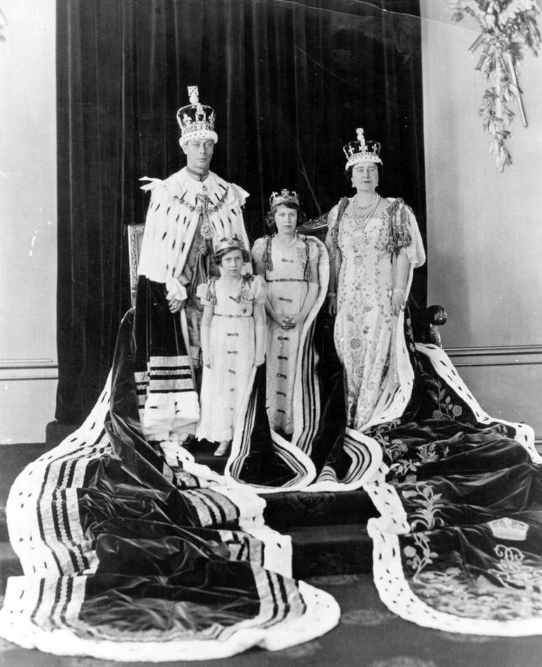 O rec&eacute;m-coroado rei George 6&ordm;, a rainha Elizabeth e a princesas Margaret e Elizabeth (ao centro)