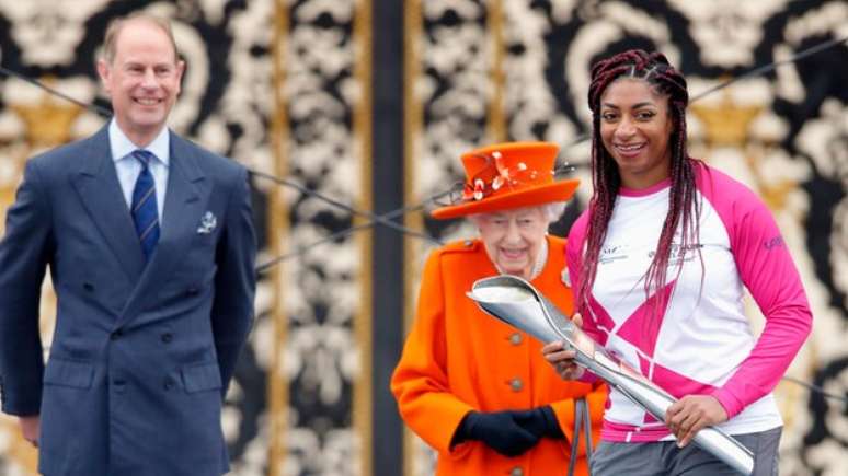 Em outubro de 2021, a rainha iniciou o revezamento do bastão dos Jogos da Commonwealth antes do evento realizado em Birmingham. Ela o passou para a medalhista de ouro paralímpica Kadeena Cox, que o carregou na primeira etapa da jornada