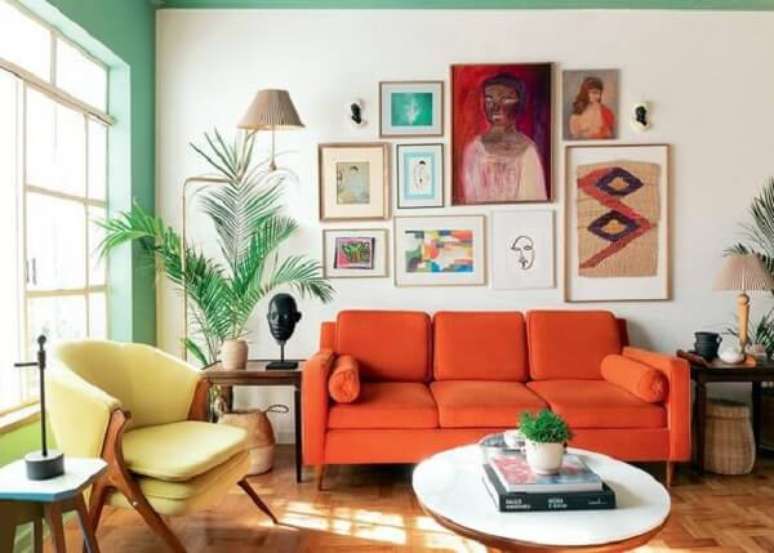 40. Sala colorida decorada com vaso de planta artificial alta – Foto Decor Diario