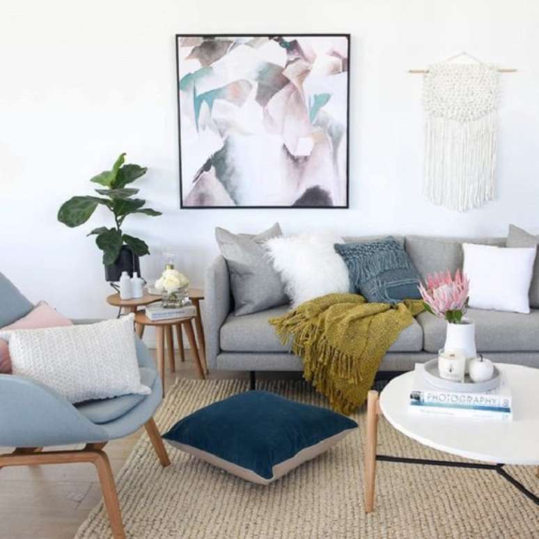 48. Sala decorada com manta verde e sofá cinza – Foto The Interiore Saddict