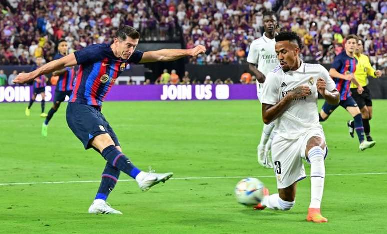 Éder Militão será desfalque para o Real Madrid nos próximos jogos (Foto: Frederic J. BROWN / AFP)