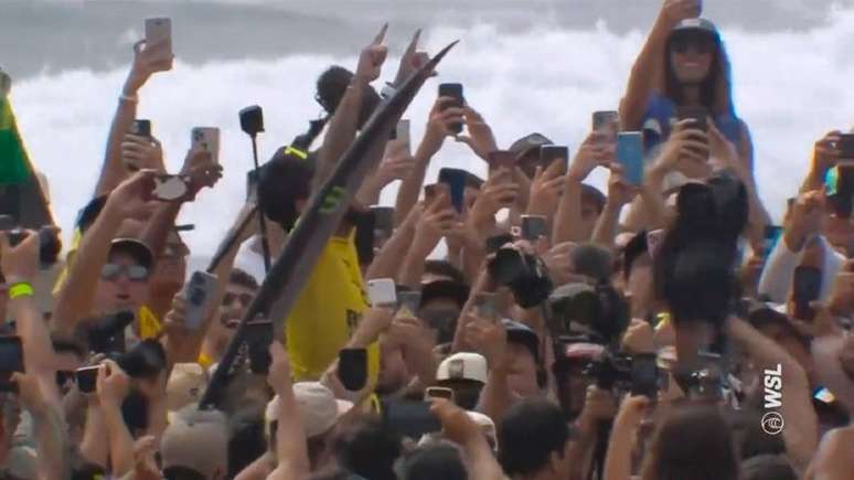 Filipe Toledo nos braços da galera ao comemorar o título (Reprodução / WSL)