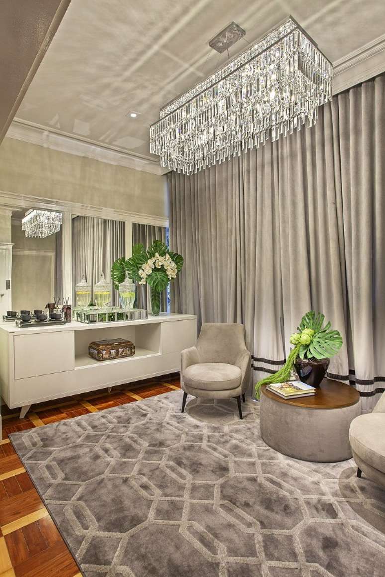 42. Sala com planta artifical na decoração – Foto Iara Kilaris