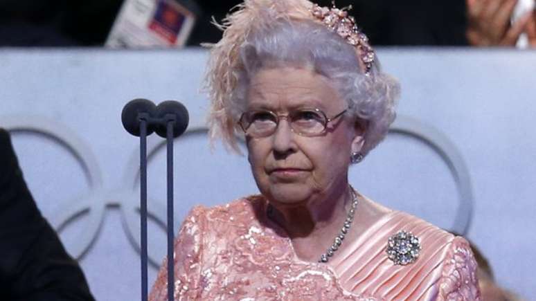 A rainha desempenhou um papel fundamental na cerimônia de abertura dos Jogos Olímpicos de Londres, em 2012, estrelando um curta-metragem com James Bond (Daniel Craig). Ela então abriu formalmente os Jogos