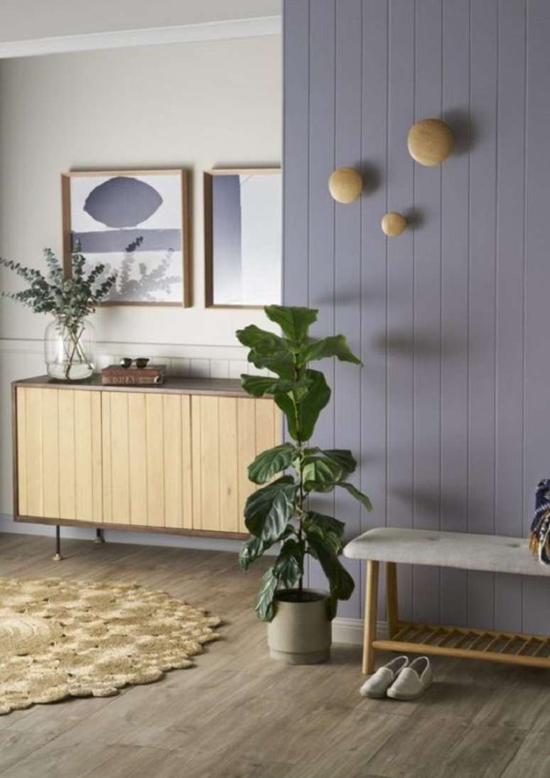 51. Sala rústica com parede roxa – Foto The Interiors Addict