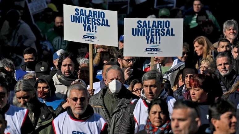Manifestantes na Argentina pedem sal&aacute;rio universal