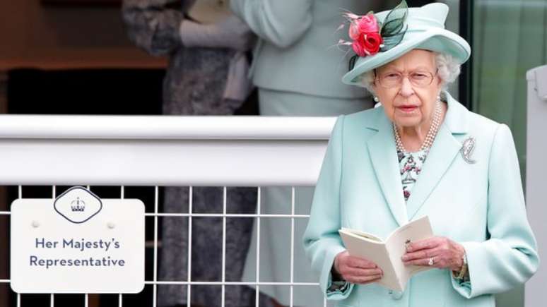 A rainha continuou a comparecer ao Royal Ascot e acompanhou ao vivo a ação na pista em Berkshire em junho de 2021