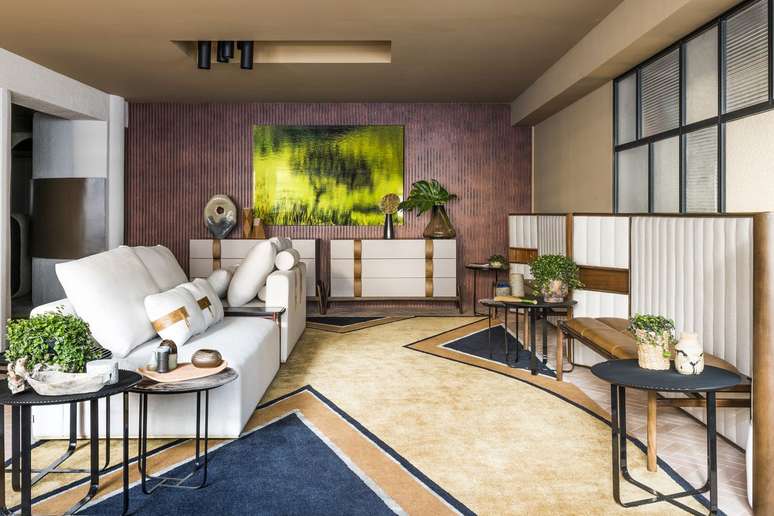 49. Sala moderna decorada com vasos de planta artificial – Foto CASACOR SP 2022