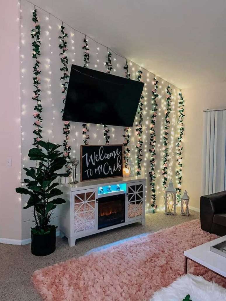 21. Decoração com planta artificial para sala na parede e luminárias – Foto We Fashion Trends