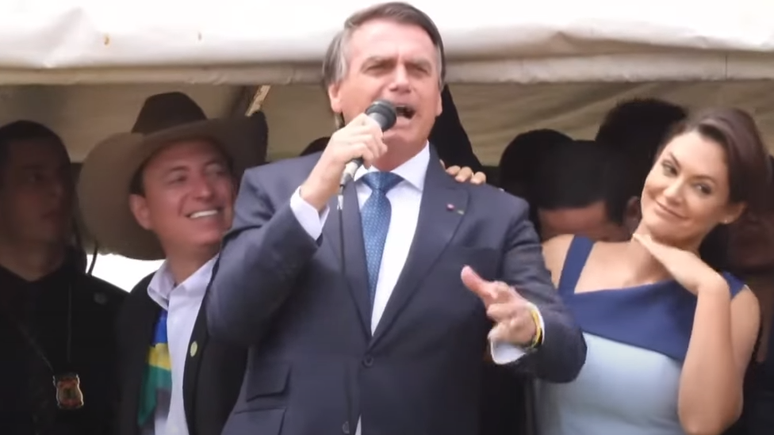 Em discurso na Esplanada dos Ministérios, em Brasília, o presidente Jair Bolsonaro tentou puxar coro de 'imbrochável' para si mesmo