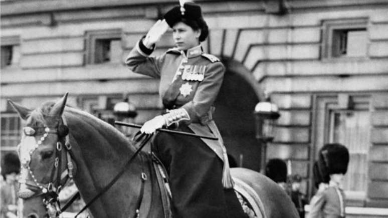 A rainha ganhou uma pônei de Shetland, chamada Peggy, aos 4 anos e começou a montar aos 6. Na adolescência, ela era uma amazona talentosa e é retratada aqui cavalgando pela primeira vez como monarca na cerimônia militar Trooping the Color de 1952