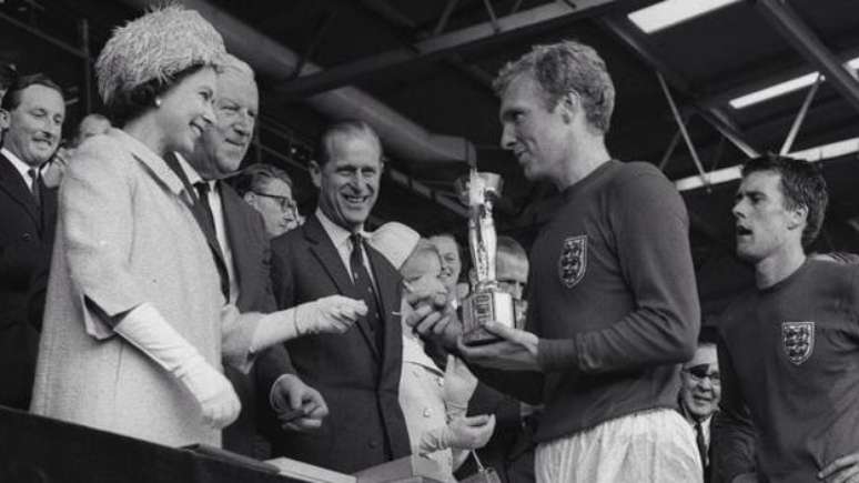 Em Wembley, em 1966, a rainha entregou a Bobby Moore a Taça Jules Rimet após a vitória da Inglaterra por 4 a 2 na final da Copa do Mundo sobre a Alemanha Ocidental