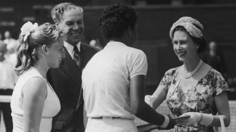 Em 1957, a rainha entregou o troféu de simples de Wimbledon a Althea Gibson, a primeira americana negra a vencer o torneio