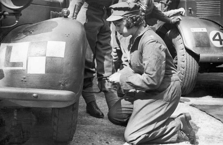 Princesa Elizabeth aprendendo a ser mecânica de carros como segunda subordinada na unidade ATS, durante a Segunda Guerra, em 1945