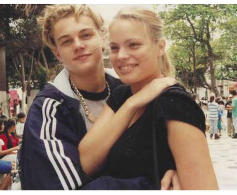 Leonardo DiCaprio e Kristen Zang na época em que namoravam, nos anos 1990