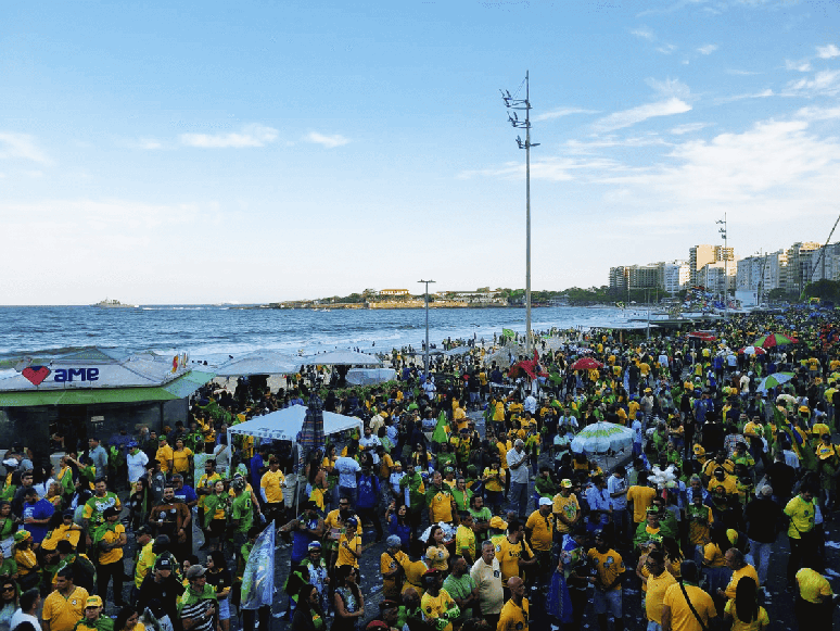 Manifestantes pr&oacute;-Bolsonaro na orla de Copacabana/Reportagem Ag&ecirc;ncia P&uacute;blica
