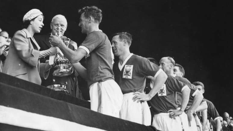 Dois anos depois, a rainha esteve presente em Wembley para a final da FA Cup, quando o Nottingham Forest venceu o Luton por 2 a 1 e entregou o troféu ao capitão do time vitorioso, Jack Burkitt