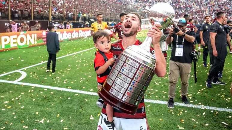 Meia do Flamengo ultrapassou o Maestro Júnior (Foto: Alexandre Vidal/Flamengo)