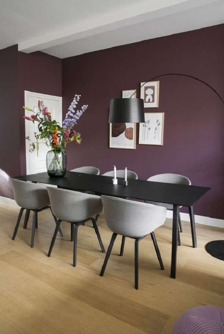 44. Sala de jantar com parede roxa – Foto Interior Junkie