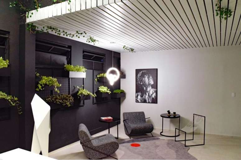 9. Plantas artificiais para sala de estar com poltronas cinza – Foto Tulli Studio