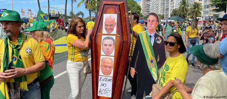 Ato em Copacabana estava repleto de cartazes e manifestações contrárias ao Supremo, como este caixão com os rostos dos ministros Alexandre de Moraes, Luís Roberto Barroso e Edson Fachin