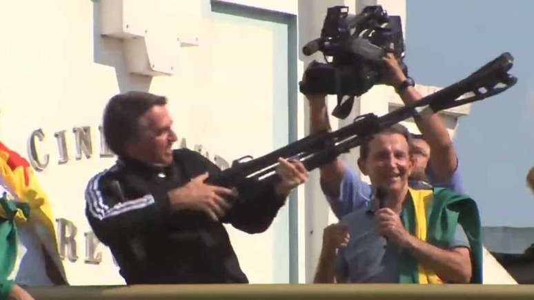 Durante a campanha presidencial de 2018, Bolsonaro simulou arma com tripé de câmera e disse: 'Vamos fuzilar a petralhada aqui do Acre'