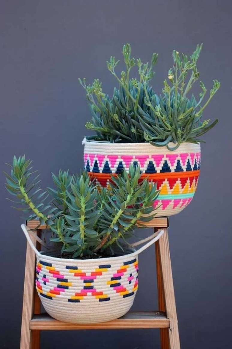 16. Cachepot colorido para planta artificial para sala – Foto Decor Facil