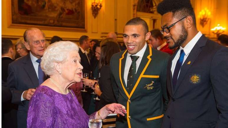 A rainha conheceu os jogadores Bryan Habana, da África do Sul, e Henry Speight, da Austrália, em uma recepção antes da Copa do Mundo de Rugby de 2015