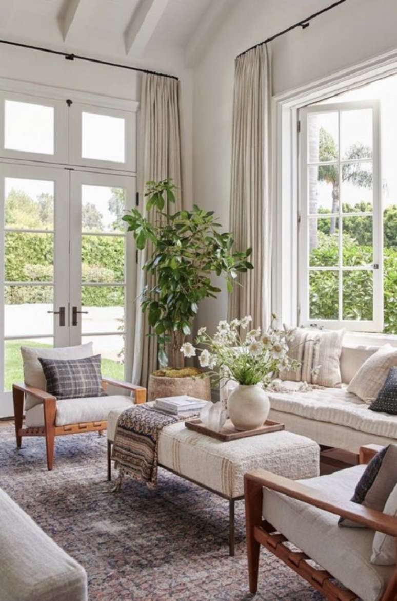 29. Planta artificial grande para sala moderna e iluminada – Foto Brooke Wise