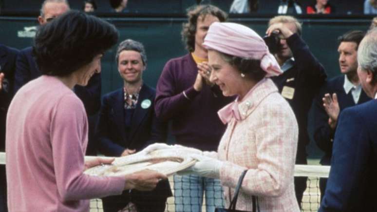 O ano de 1977 foi especial para a rainha. Ela celebrou seu Jubileu de Prata e esteve em Wimbledon no último dia do simples feminino, quando Virginia Wade conquistou o título