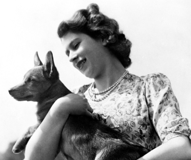 Elizabeth II com Susan, sua corgi de estimação