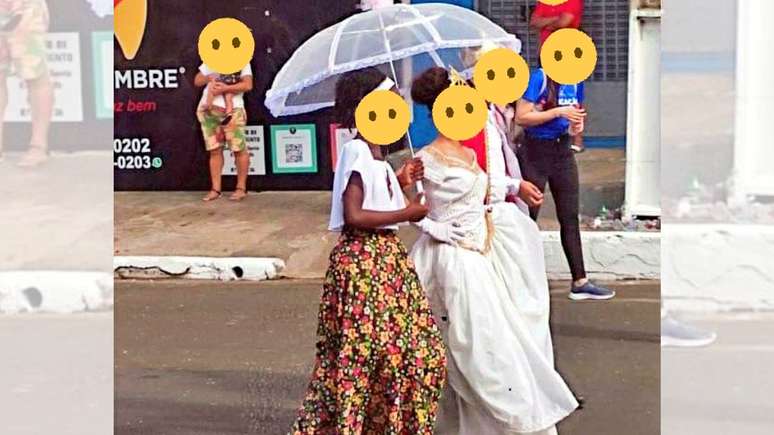 Menina negra carrega sombrinha para menina branca em desfile de 7 de Setembro no Maranhão: cena levantou discussão sobre racismo